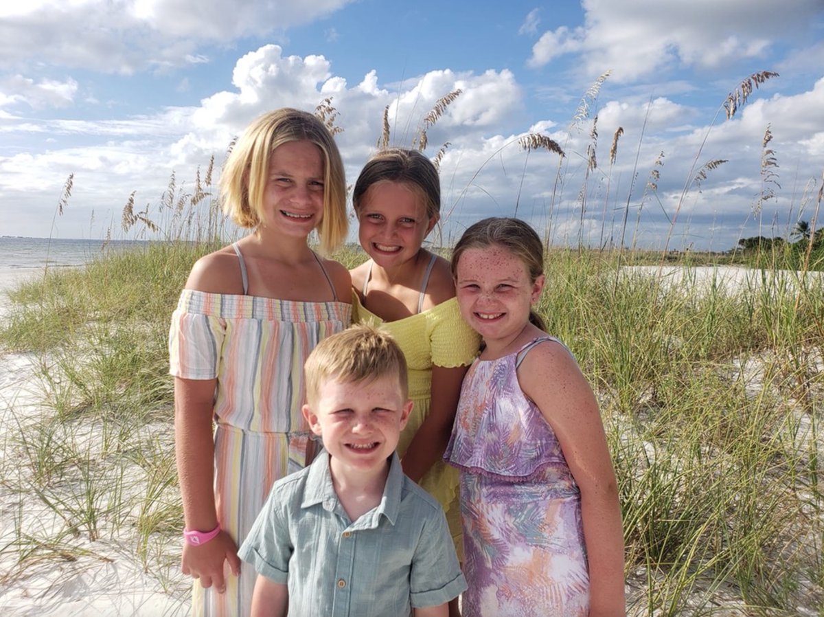 What a cute family moment! Bring the whole fam out next time you visit us here at Pink Shell, &amp; we'll be sure to make your stay one to remember 🎉🌴 #pinkshellresort 

📸 Emily Lindauer