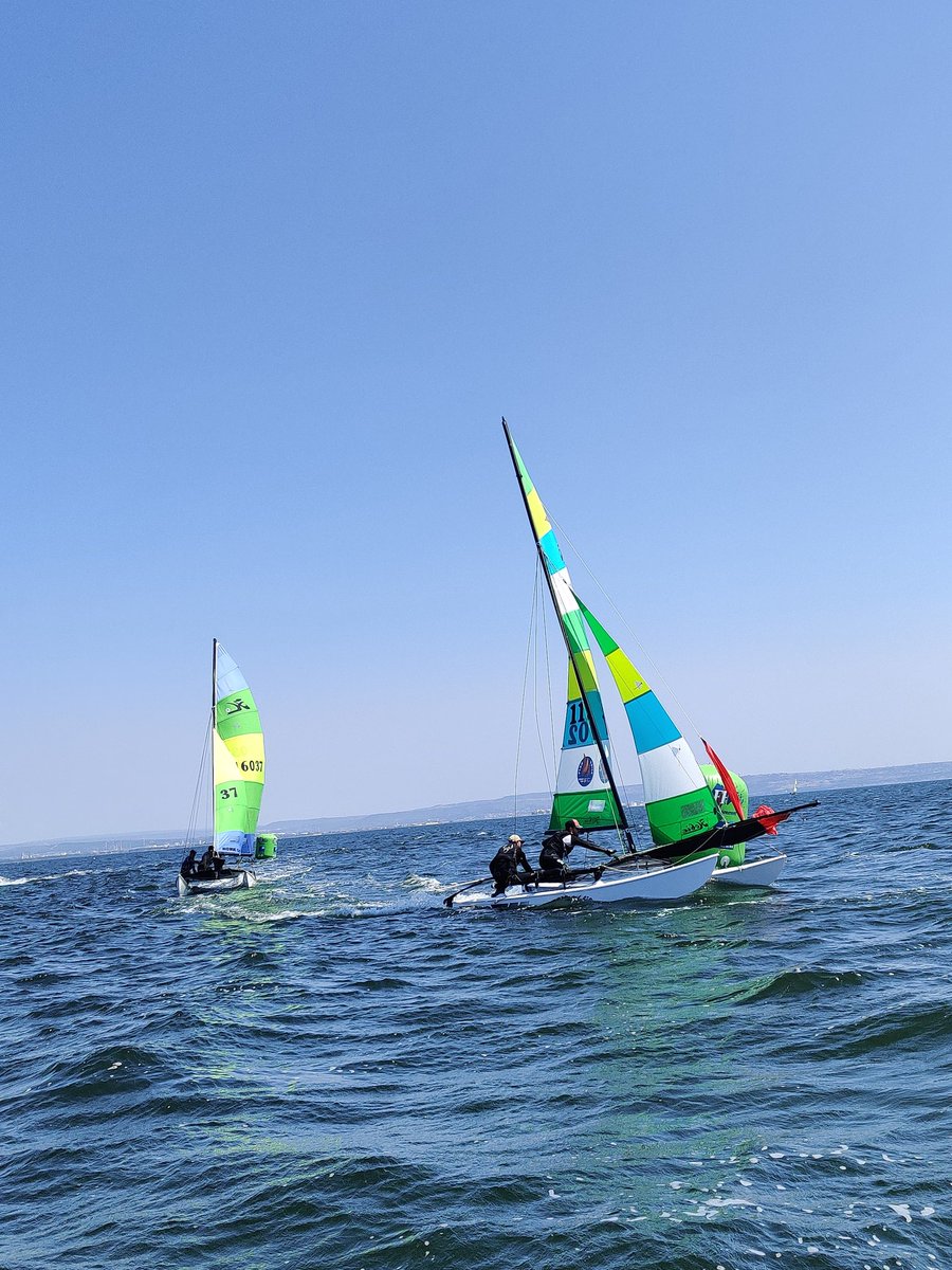 FFVoileEvt's tweet photo. 🥳 Tous les "cata" en course pour ce 3e jour de Championnat de France Espoirs Glisse à Martigues !
Les SL16, les 15.5, les Hobie Cat 16 et les Nacras 15 ont pris le départ aujourd'hui 👊
#CFEG #CFJeunes https://t.co/Wz1fLdZU2X