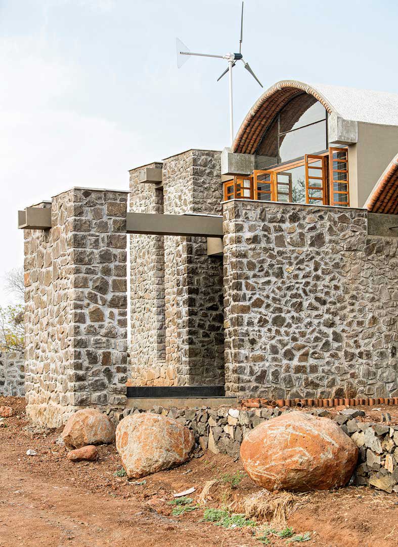 efemarq's tweet photo. L'arquitecta índia Anupama #Kundoo guanya el Premi Charles #Jencks 2021. És una d'aquestes arquitectes que han revifat el #regionalisme crític de Kenneth Frampton amb obres fantàstiques com aquestes cases a l'Índia que tenen #voltes de canó fetes amb tubs de terracota. https://t.co/Ok3tPHDofz