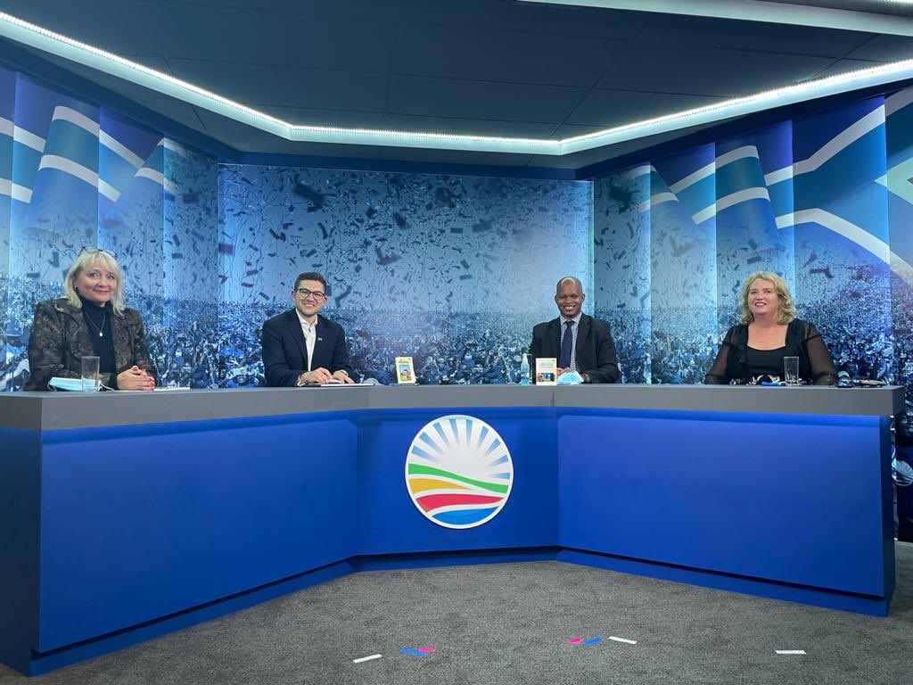 AnnetteSteyn1's tweet photo. Always a pleasure to work with our great @Our_DA team. #LandSummit https://t.co/7rHcEdwLRN