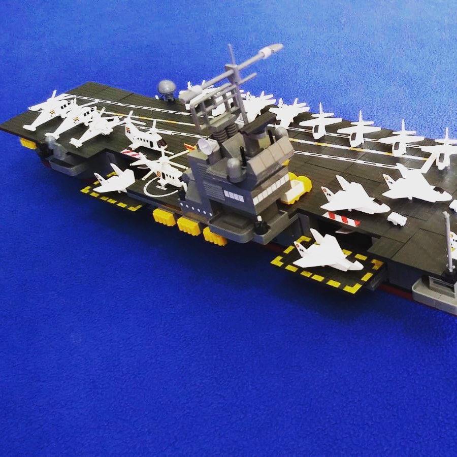 iunitscreations's tweet photo. Como no podía faltar en las construcciones navales, un portaaviones, este en particular tiene todos los detalles y piezas modificadas a unos niveles de maestría, gracias por el diseño TenteMan #tentebyiunits  #portaaviones #yosoydetente #vuelvetente #bricks #tenteros #tente https://t.co/4Uei3rSktQ