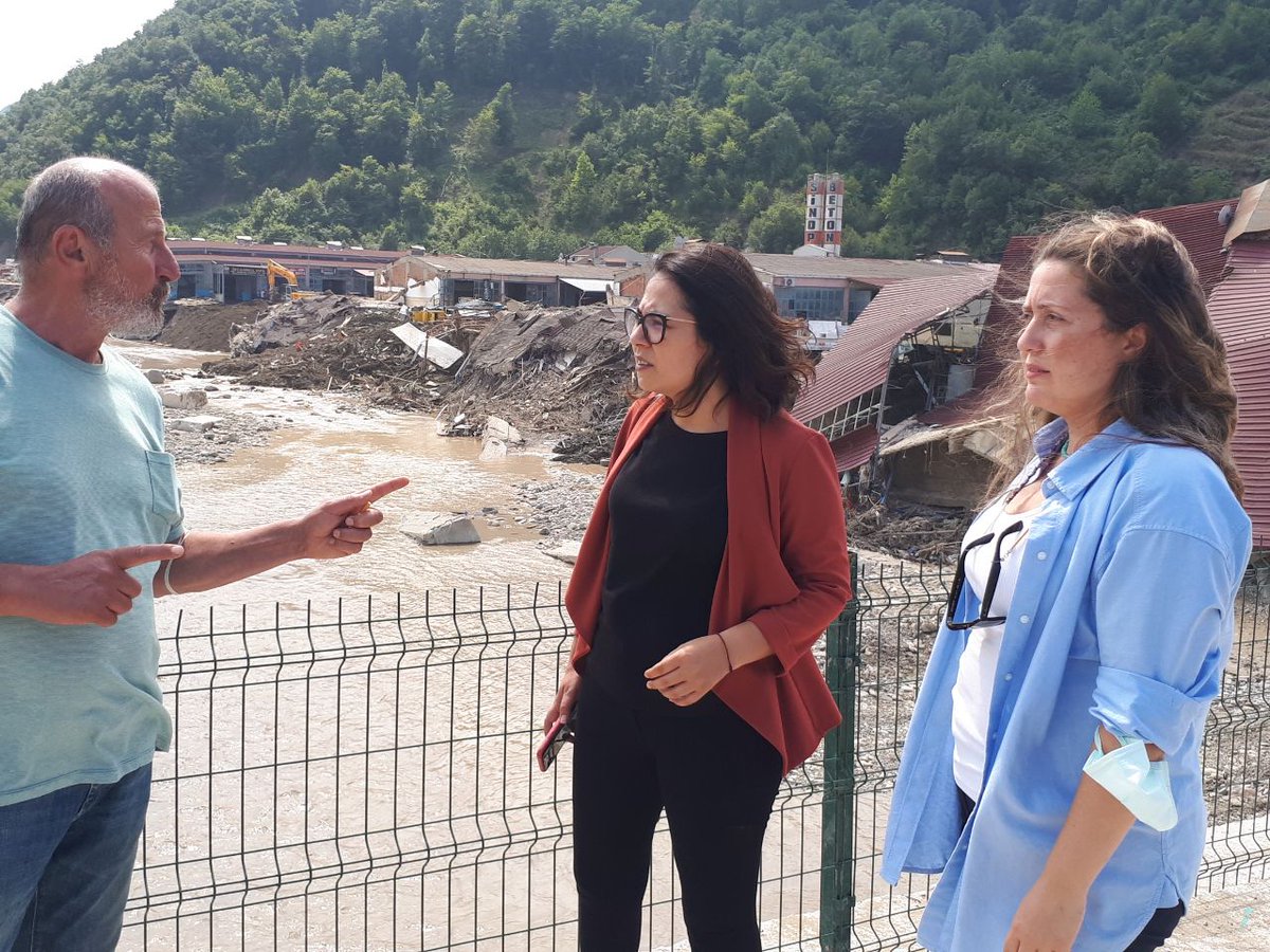 tipgenelmerkez's tweet photo. İstanbul Mv. Sera Kadıgil ve beraberindeki heyetimiz Ayancık'ta yıkımın boyutunun büyük olduğu mahalleleri ziyaret etti, ardından Ayancık Belediye Başkanı Sn. Hayrettin Kaya ile görüştü.

Yıkım tehdidi altındaki yerlere imar izni verenlerden mutlaka hesap sorulmalıdır. https://t.co/8gEH5KsWYP