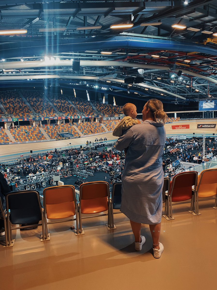 Deze kleine draak was vanochtend flink onder de indruk van wat er allemaal gebeurde op de wielerbaan. Zo leuk om het hem te laten zien 🥰 Succes @teamknwu de aankomende dagen 💪🏼