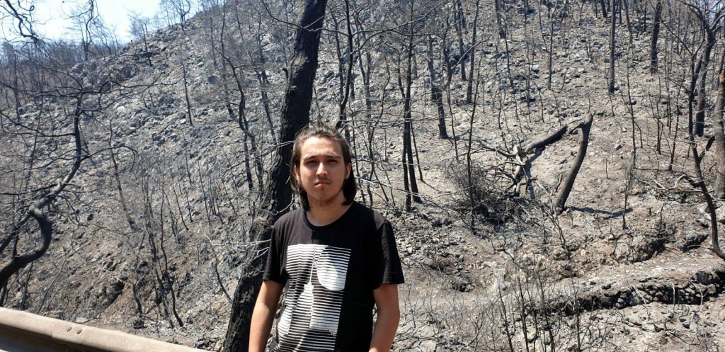 habercinizbiz's tweet photo. AYDIN'ın Kuşadası ilçesinde, lise öğrencisi Atakan Erefe (18), Muğla'daki orman yangınlarından etkilenen bölge halkı için ailesi ve komşularının da... https://t.co/Co6If1bglk