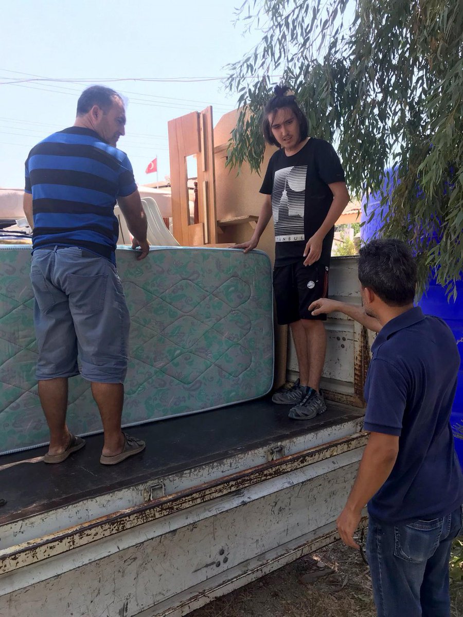 habercinizbiz's tweet photo. AYDIN'ın Kuşadası ilçesinde, lise öğrencisi Atakan Erefe (18), Muğla'daki orman yangınlarından etkilenen bölge halkı için ailesi ve komşularının da... https://t.co/Co6If1bglk