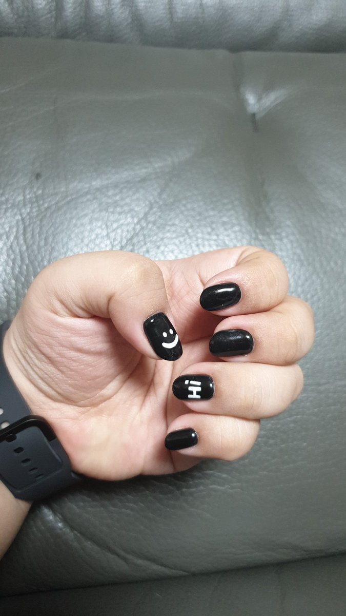 네일도 새로햇다. 까맣고 귀여워.