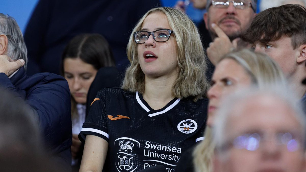 SwansOfficial's tweet photo. 📸 𝐅𝐀𝐍 𝐆𝐀𝐋𝐋𝐄𝐑𝐘

Check out the best pictures of the Jack Army at the https://t.co/3tesyKVBTV Stadium last night 👇

👉 https://t.co/caRu9kqJ4e https://t.co/K7szOgnfsn