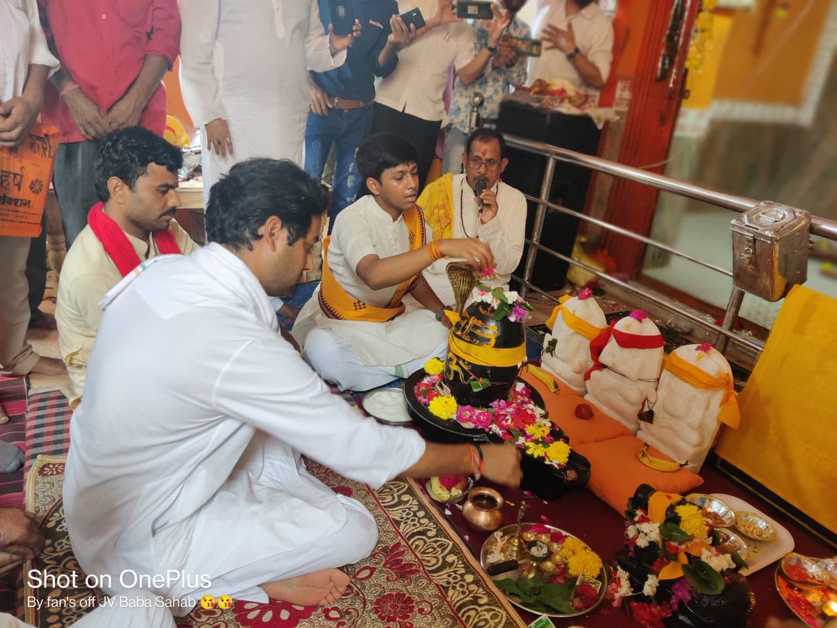 JVSinghINC's tweet photo. आज राघौगढ़ में श्री नर्मदेश्वर महादेव के प्राण प्रतिष्ठा समारोह में शामिल हुआ। https://t.co/rxWGfxcToJ
