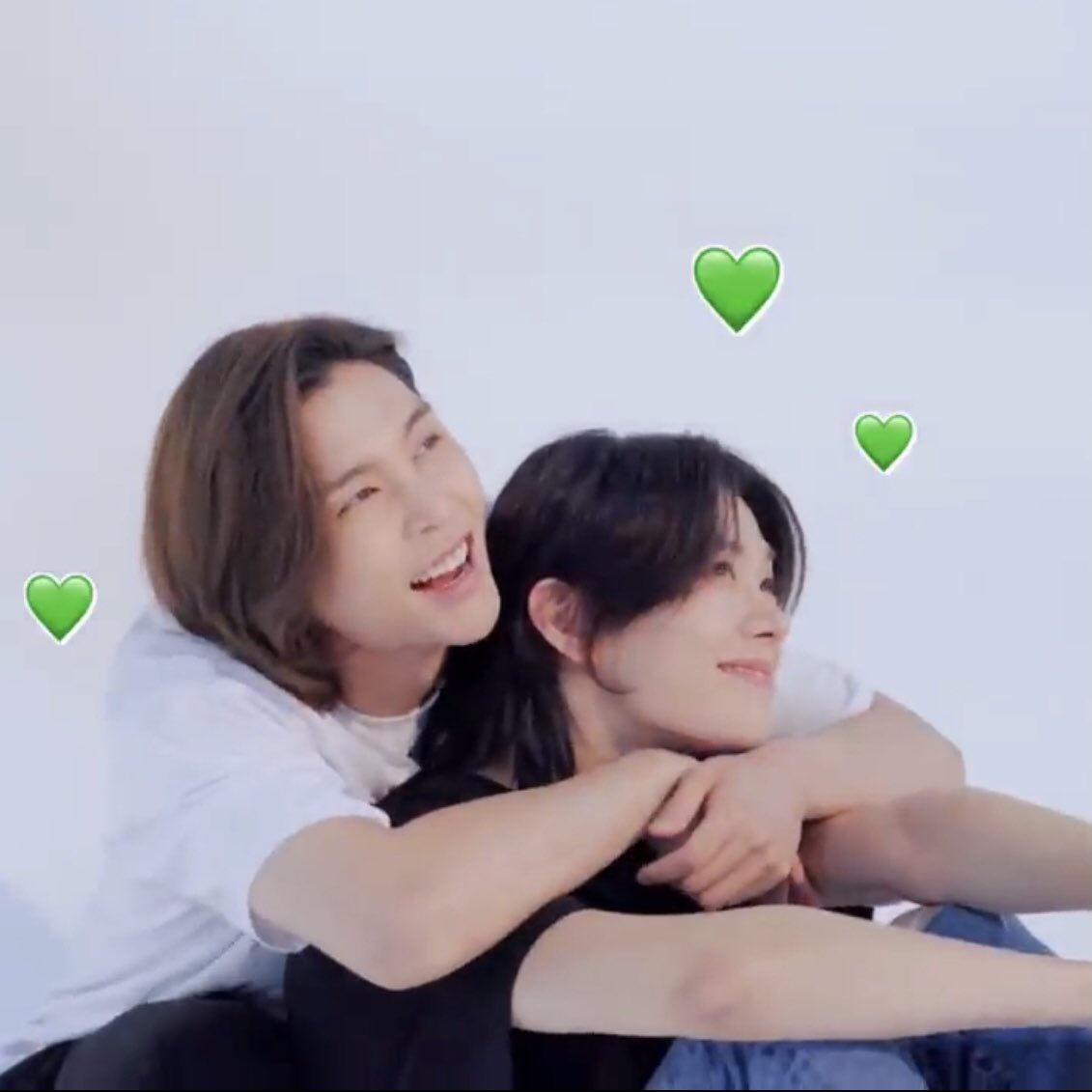 คุรลูน่า comeback stage tweet media