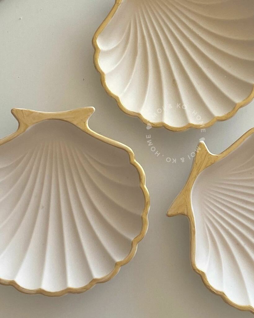 moiandko's tweet image. More colors coming soon but we still are obsessed with this shell dish in old vintage ♡⁣

#moiandko #shelldish #shelltray #candlemaking #bubblecandle #jesmonitetray #interiordecorating #interiordesign #beigeaesthetic #igtopshelfie #candlestudio #boh… instagr.am/p/CSt1hKLDTqt/