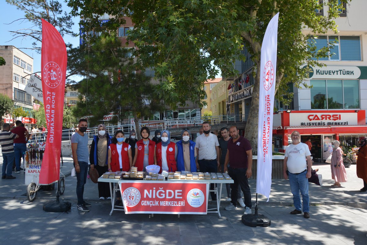 GSBRmzKonus_GM's tweet photo. Aşure, paylaşmaktır,
Aşure, bir olmaktır,
Aşure, berekettir.
İçine katılan sevgi ve duadır.🤗😄
Niğde Gençlik Merkezleri olarak birlik ve beraberlik gününde #Aşure lerimize sevgimizi ve dualarımızı katarak gençlerimize, personelimize ve vatandaşlarımıza  ikram ettik. #GSBGM https://t.co/BQWCrRMnjx