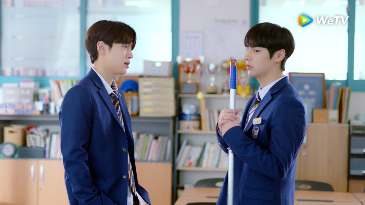 MOMOkissU_'s tweet photo. This bickering scene in #LightonMeep2 was because Shinwoo caught Tae kyung cleaning (Snail Bride)

But in the game, Taekyung was asking Shinwoo to sing because he was also 'accidentally' caught by Shinwoo singing while cleaning. 😂

#LightOnMe #SaebitBoysHighschoolCouncil https://t.co/NZFiJ03YKP