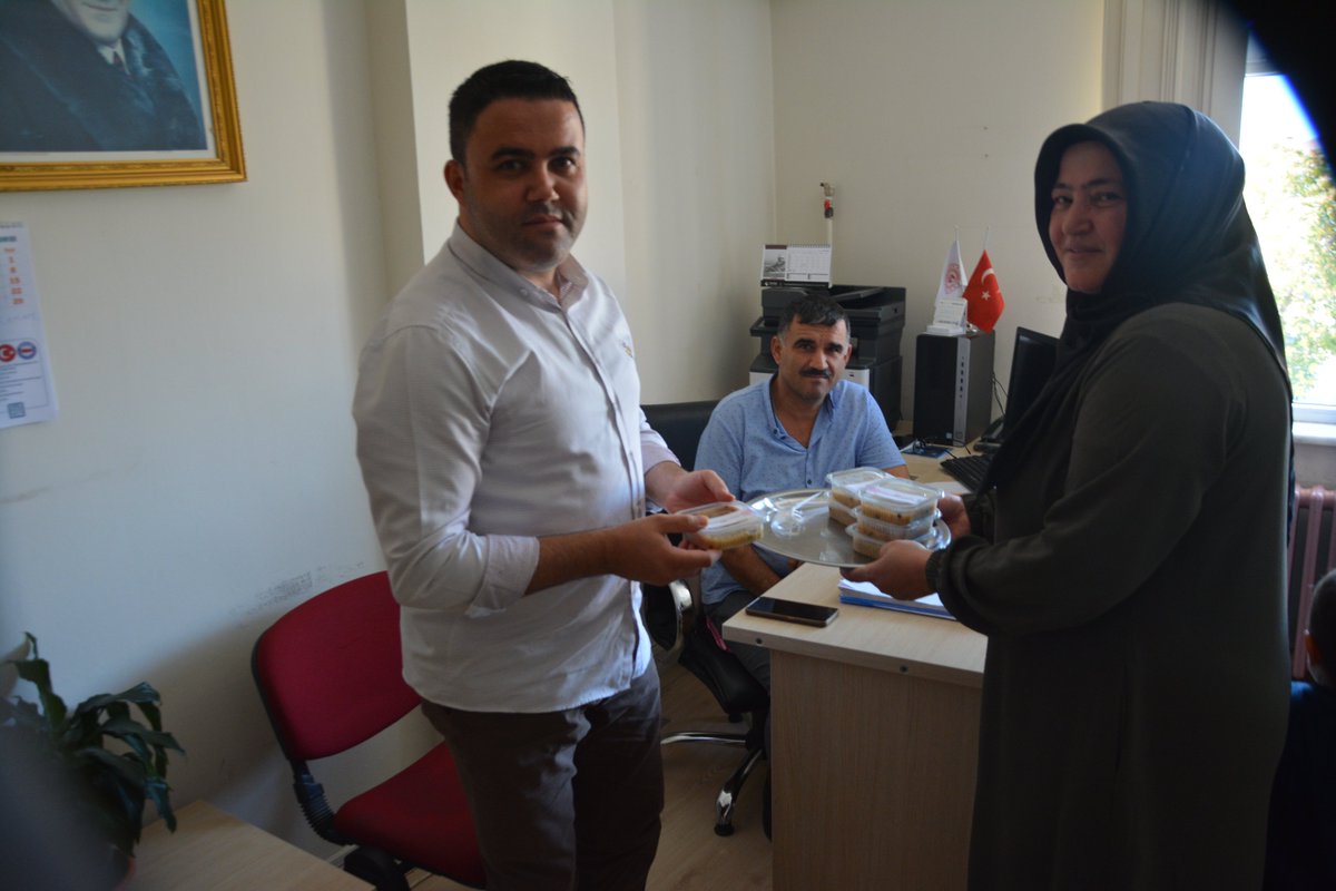 GSBRmzKonus_GM's tweet photo. Aşure, paylaşmaktır,
Aşure, bir olmaktır,
Aşure, berekettir.
İçine katılan sevgi ve duadır.🤗😄
Niğde Gençlik Merkezleri olarak birlik ve beraberlik gününde #Aşure lerimize sevgimizi ve dualarımızı katarak gençlerimize, personelimize ve vatandaşlarımıza  ikram ettik. #GSBGM https://t.co/BQWCrRMnjx