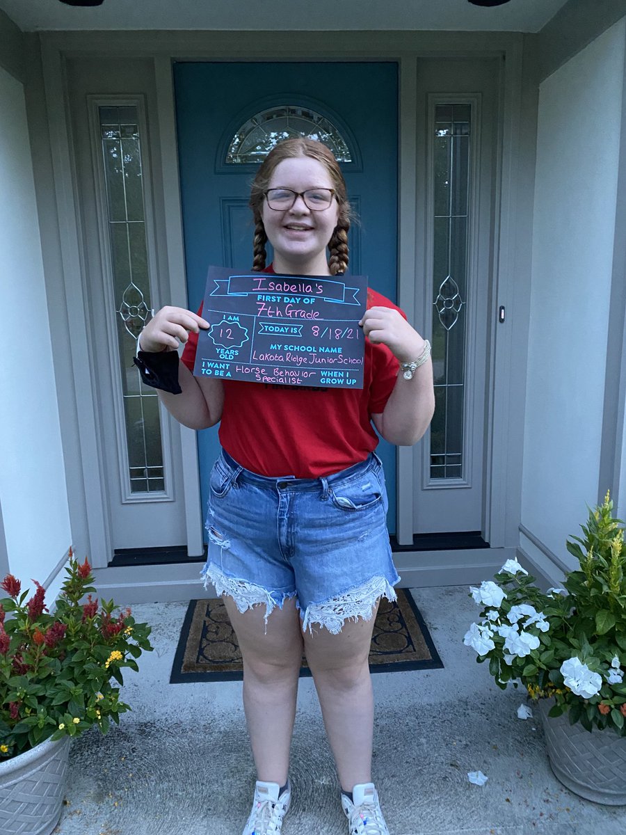 EmmaHurt1976's tweet image. #FirstDayof7thGrade at ⁦@LakotaRidgeJR⁩ #OldManTimePleaseSlowDown #WEareLakota #RidgeChampion
