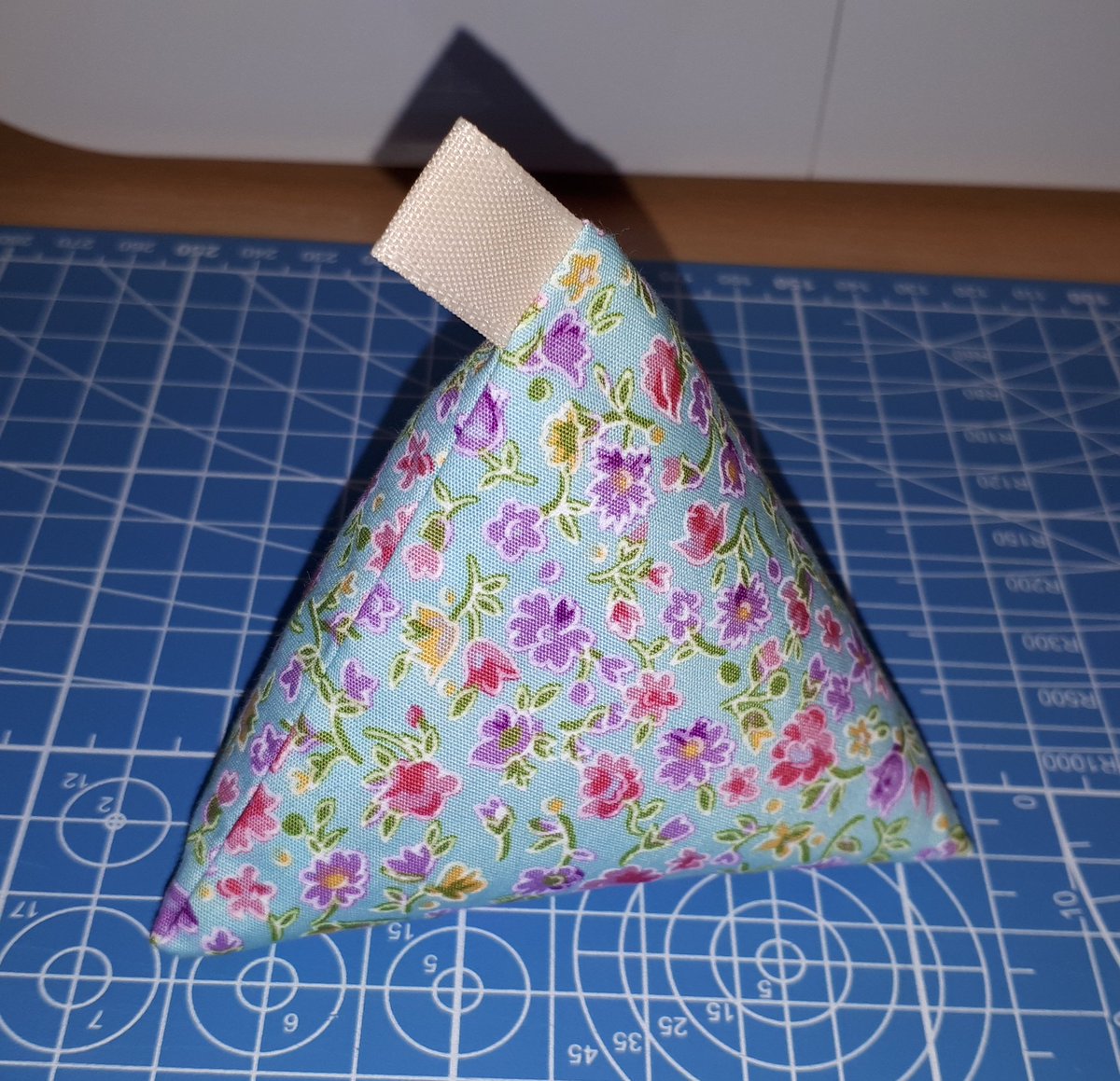 peartree_123's tweet photo. First thing made on new sewing machine: pattern weights!! It IS exciting (honest!!)...
#sewing #sewingmachine #patternweights #sewingbee https://t.co/JyKTpvAexv