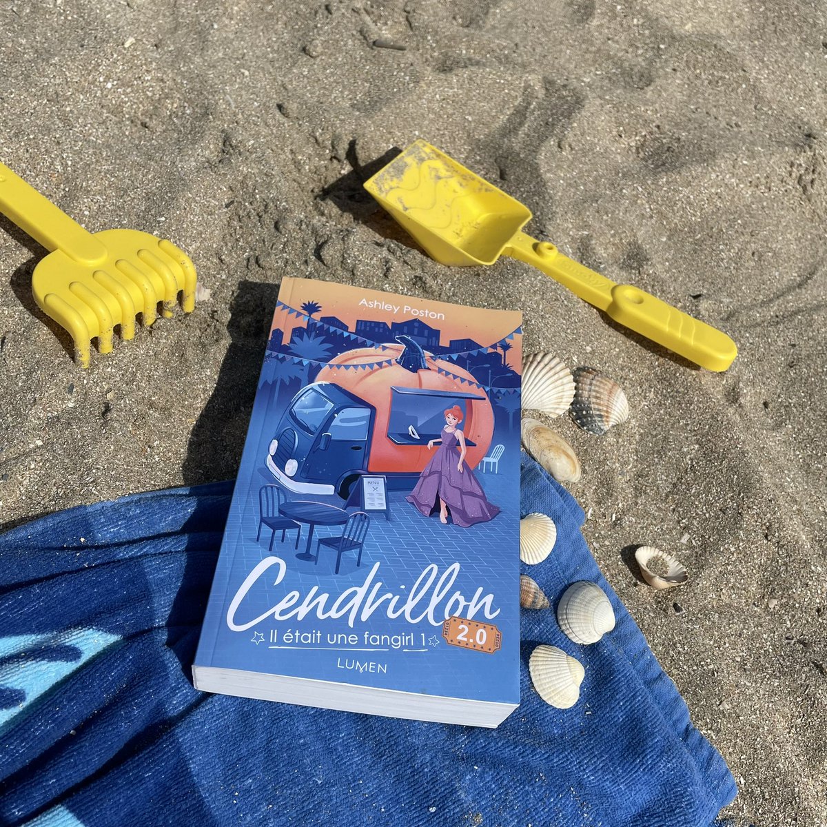 Combien d’entre vous ont emmené Darien et Ellie à la plage en attendant la parution du deuxième volume d’Il était une fangirl début septembre ? 😎
