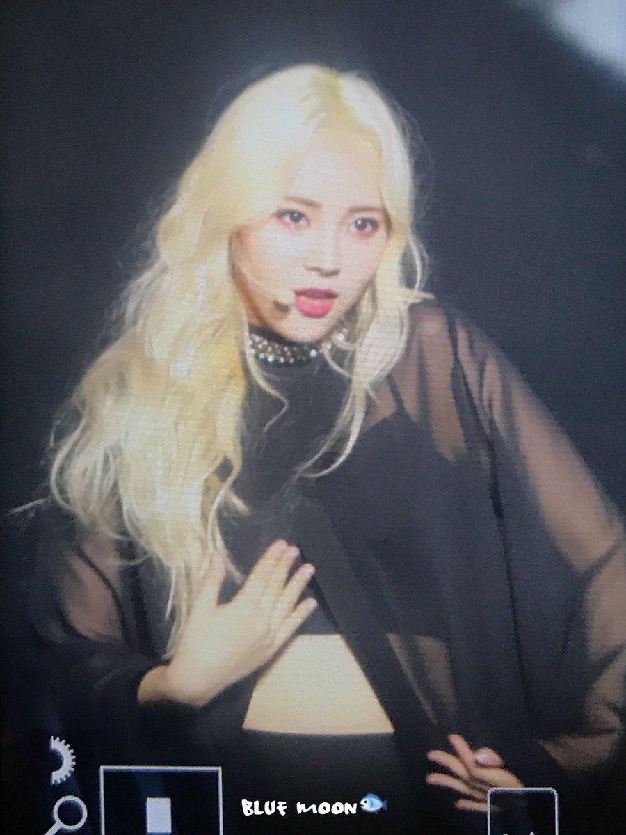 loonapubli's tweet photo. O concerto foi realizado 1 dia antes do lançamento oficial do álbum '[+ +]' e nele pudemos ver pela primeira vez a performance de diversas músicas do LOONA.

#LOONA #이달의소녀 #LOONABirth https://t.co/PoDiEQHbpu