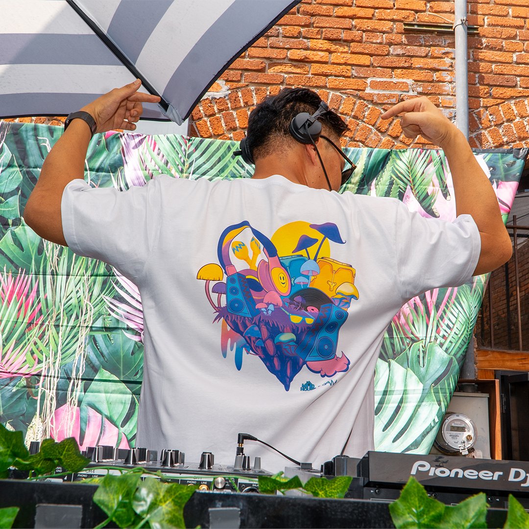 🚨NEW DROP ALERT🚨

Collaborating with <a href="/Madhousedjsla/">MadHouse Promotions Co.</a>, local  promoters who have been advocates for proper house music...."Keep It Groovy" is our newest design that serves as a reminder to keep it groovin and keep it movin. Get one now via the link below:

shopby6am.com/collections/th…