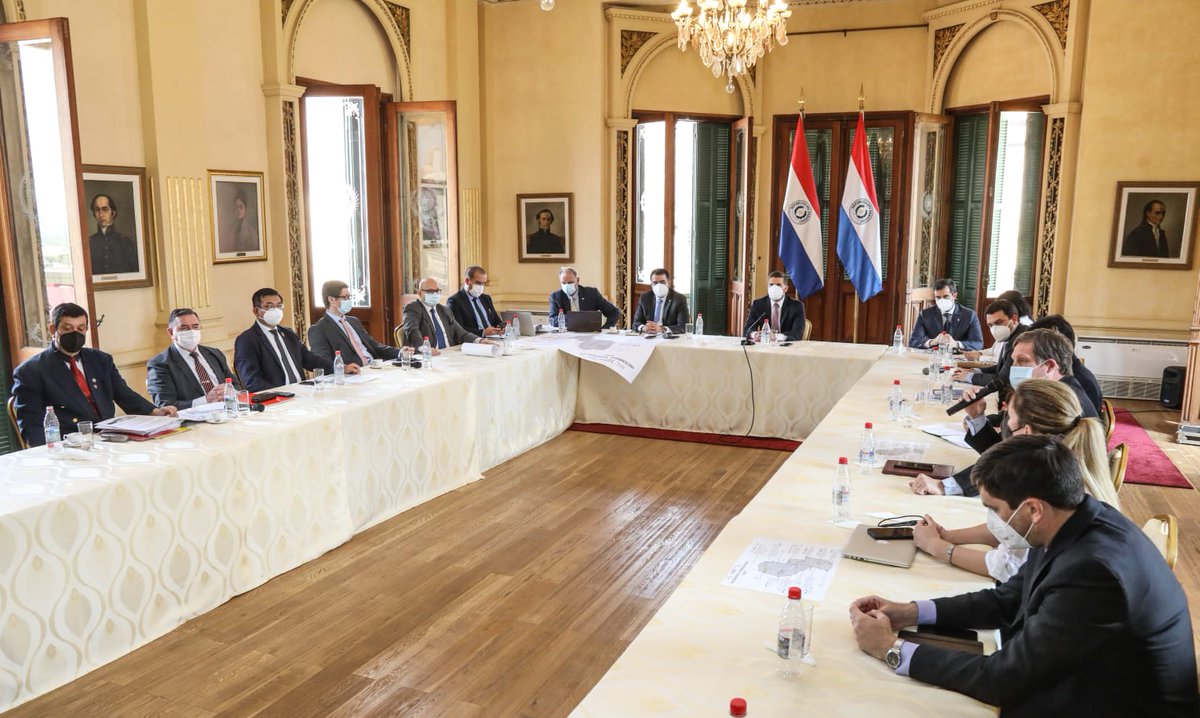 magparaguay's tweet photo. El Dr. Vet. @marcelogonzfer, titular del @vmganaderiapy, representó hoy al MAG en la reunión interinstitucional sobre plan de mitigación de la sequía en Palacio de López. El encuentro estuvo liderado por el Jefe de Gabinete @hernanhuttemann #ParaguayDeLaGente 🇵🇾 https://t.co/zU9UeBrF0H