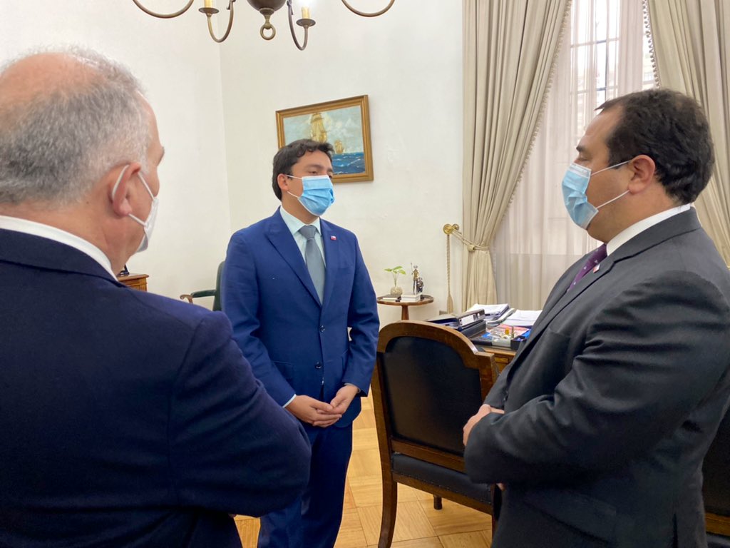 DPPItata's tweet photo. En el palacio de La Moneda el delegado de #Itata @andrades_dass sostuvo una provechosa reunión de trabajo con el subsecretario del Interior @GalliJF y el Jefe de la División de @Gob_Interior @pablogalilea, en el objetivo de continuar el desarrollo de la Provincia #Itata #Ñuble https://t.co/mio87bO6ps
