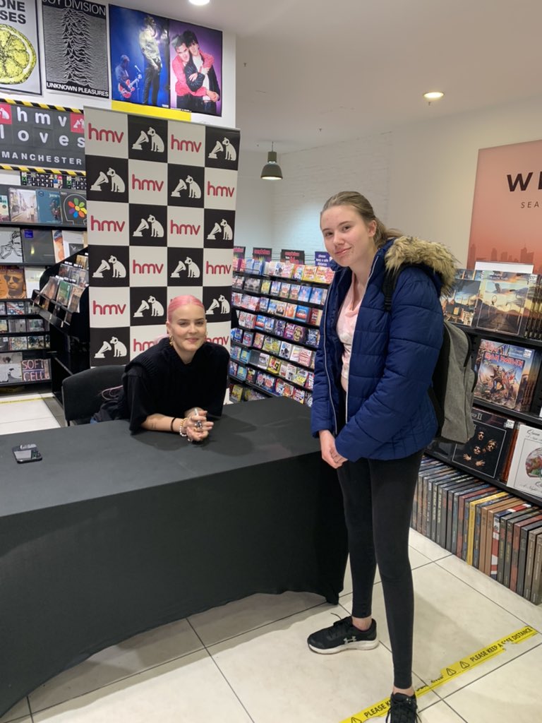 AHHHHH I got to meet @AnneMarie today!!!! Thank you so much your so kind💗💗💗💗 #Annemarie #therapy #albumsigning