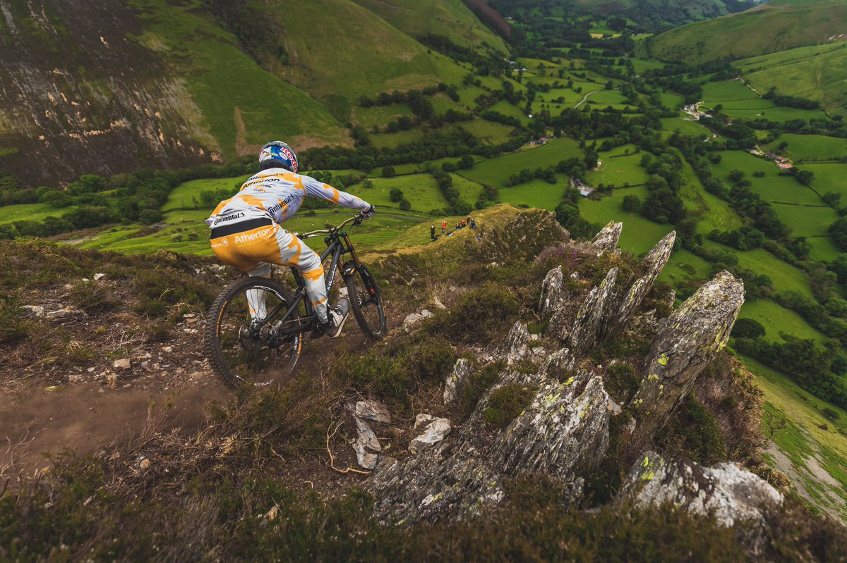 The Knife Edge m.youtube.com/watch?v=_hRrA3…