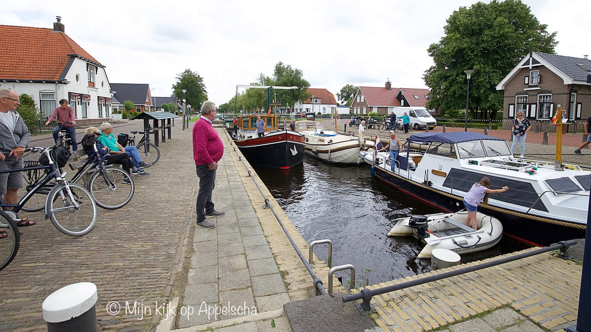 hpfotografie's tweet photo. Bootjes kijken bij de Bovenste Verlaat in de Opsterlandsche Compagnonsvaart in Appelscha
#appelscha #hetanderefriesland #turfroute #pleziervaart https://t.co/fCcq6e5rFP
