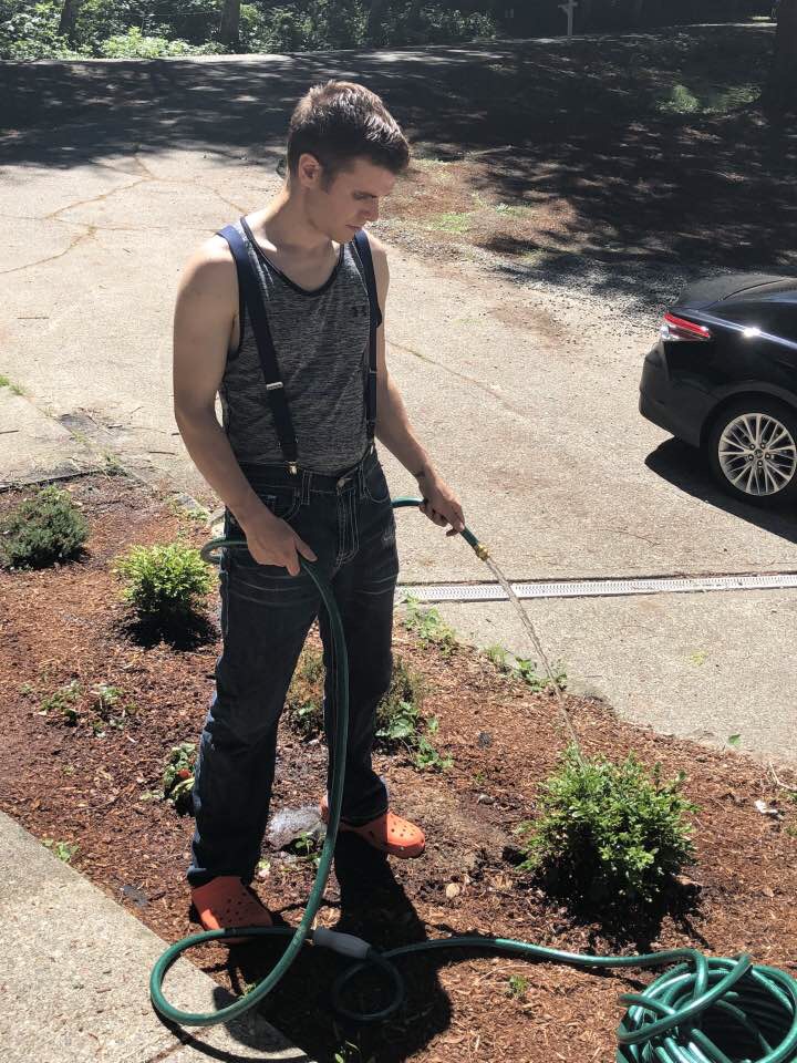 onisionprime's tweet photo. Onision watering the plants
(from https://t.co/HlRvWgxCVN) https://t.co/UYs8FVLNOa