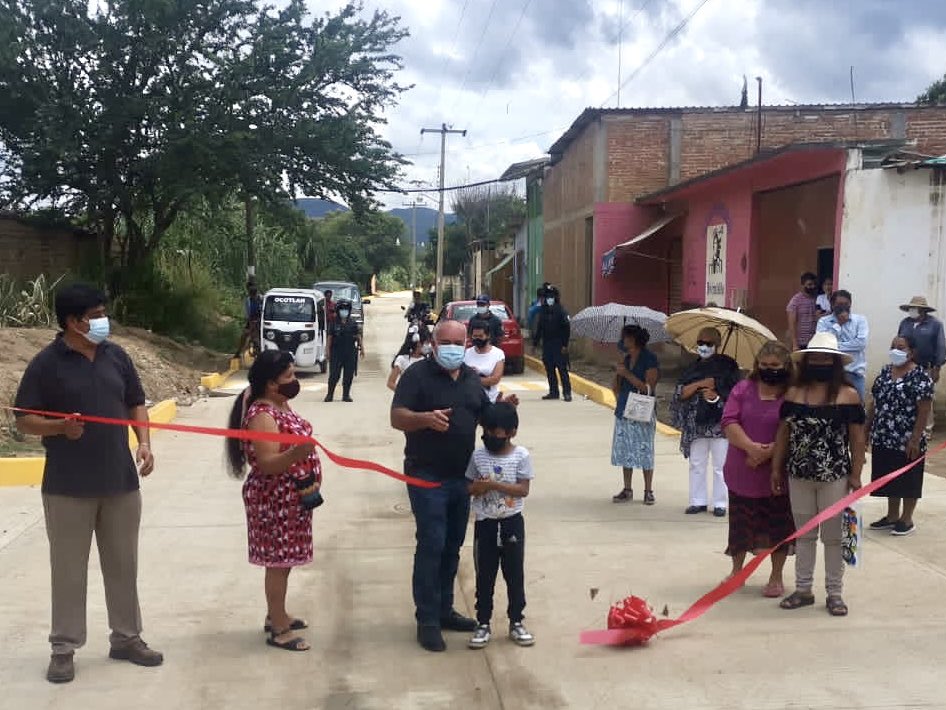 GobMpal_Ocotlan's tweet photo. El día de ayer el Presidente Mpal. Lic. Raúl Mendoza Vásquez, inauguró la Pavimentación de la Calle Ayuntamiento de la Col. Sta. María Tocuela. Seguimos trabajando sin descanso por el bienestar y desarrollo de nuestro municipio, expuso el Presidente. https://t.co/XXb5JLHEMp