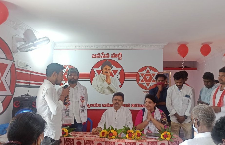 bolisetti_satya's tweet photo. ఆమదాలవలస@JanaSenaParty కార్యాలయంలో క్రియాశీల సభ్యత్వ కిట్లపంపిణీ..

జనసేన రాష్ట్ర ప్రధాన కార్యదర్శులు శ్రీ @TSivasankararao గారు, శ్రీమతి యశస్వి గారు, నియోజకవర్గ ఇంఛార్జ్ శ్రీ పేడాడ రామ్మోహన్ గార్ల చేతుల మీదుగా నాయకులు, వీరమహిళలు, జనసైనికులతో ఈ ఉదయం పండగ వాతావరణం నెలకొంది.. https://t.co/eFvmJrB26d
