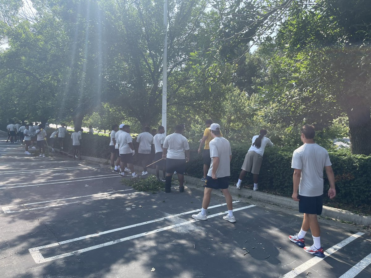 GracelandFB's tweet photo. Graceland football had a great day coming down to the Independence area to do some community service at the Community of Christ the Temple world Headquarters! Family, Character, Respect, Attitude &amp; Effort! Our team represented all of those things that we preach about! https://t.co/awK6233SEy