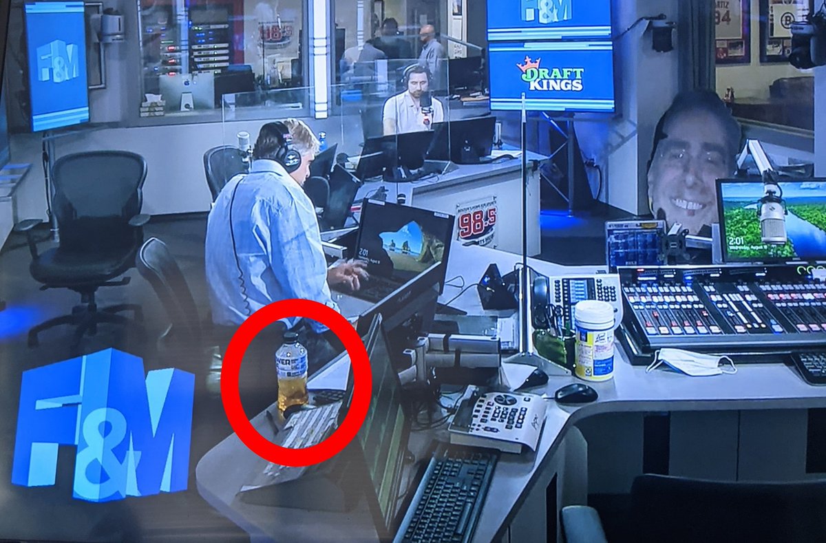 JimmyBollz's tweet photo. Is Felger drinking pee or did he really have to go when the show was starting and had to pull a trucker move? #WayOfTheRoad @bigjimmurray @IAmJamesStewart @adamjones985 https://t.co/6QIPjmeFHl