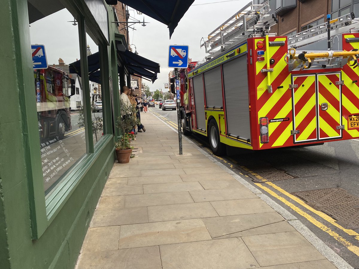 ⚡️⚡️ Electrical fault ⚡️⚡️

The power is completely off at JB while Dan the sparky works some magic (yay, 2021 is so much fun)

If you’re booked in tonight, please do come next door to Porta. We’ve cobbled together a menu and I’m writing it out by hand.
It’ll probably be great!!