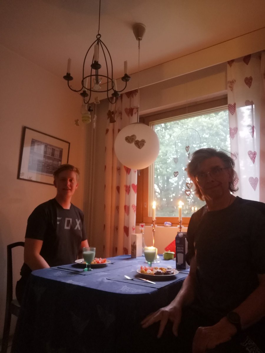 JuhaTenhonen's tweet photo. #äijäillallinen #atria #naudanulkofilepalat #freshpepper #punalappusii #perunapallot #tomaattikukka #punasipuli #tunnelma #hämäränhyssykkä #kynttilät https://t.co/s1iQJhexDV