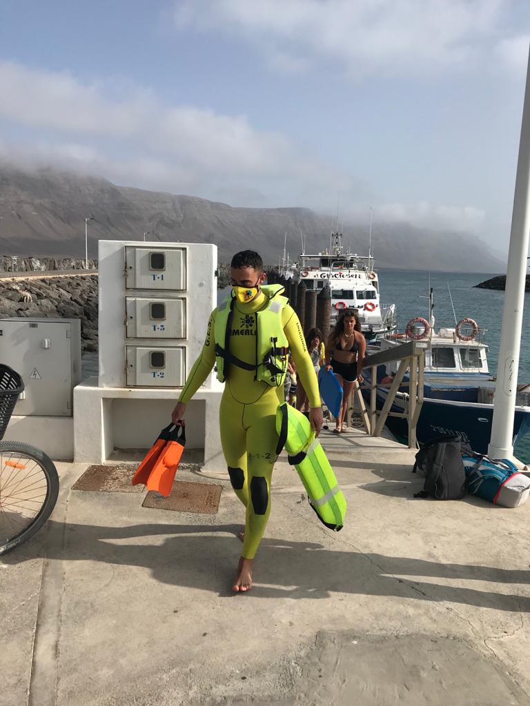 1500_costa's tweet photo. UN SOLO SOCORRISTA SALVA A 3 BAÑISTAS EN LA GRACIOSA
Rescate esta tarde en la @Isla de La Graciosa de tres bañistas en apuros en Playa del Ámbar. Fueron rescatados por un socorrista de @Emerlan, que llegó hasta ellos al ser arrastrados por la corriente mar adentro. https://t.co/6HpO3MDQWX