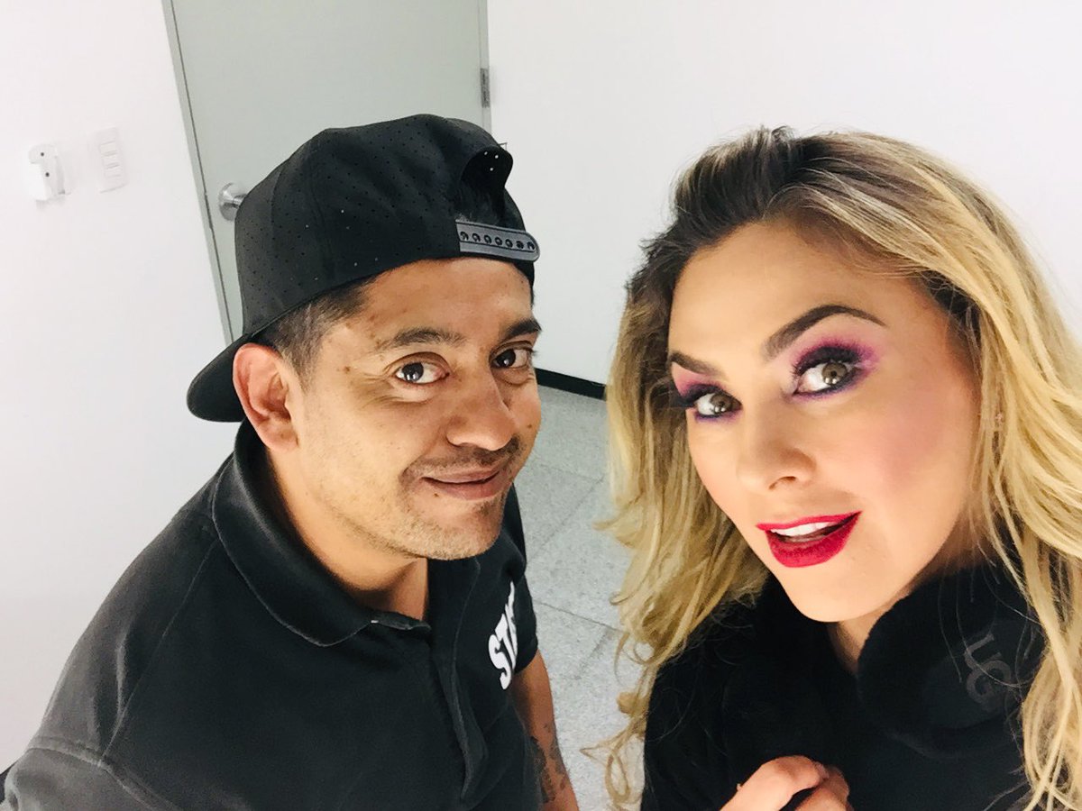 JorgitoPoblano's tweet photo. #GreatDay . COOOL🎭🍀🇺🇸👏#aracelyarambula

Muchas sorpresas para #USA https://t.co/JoCEwQiFm5