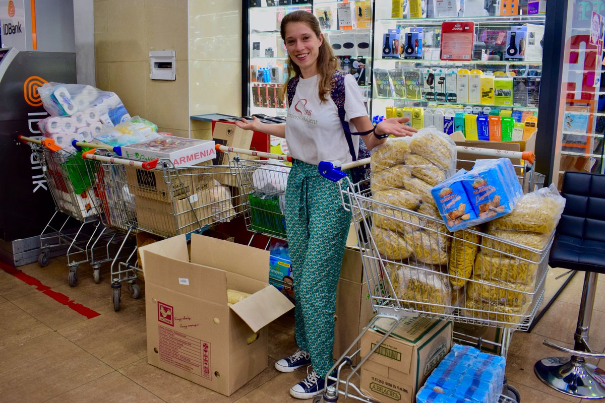 🇦🇲#Arménie –  Les volontaires effectuent des gros achats en vue des donations dans la région d’#Ararat 
👉 Un paquet d'un kilogramme de pâtes coûte moins d'un euro. Faites un don : bit.ly/3rwFx7o