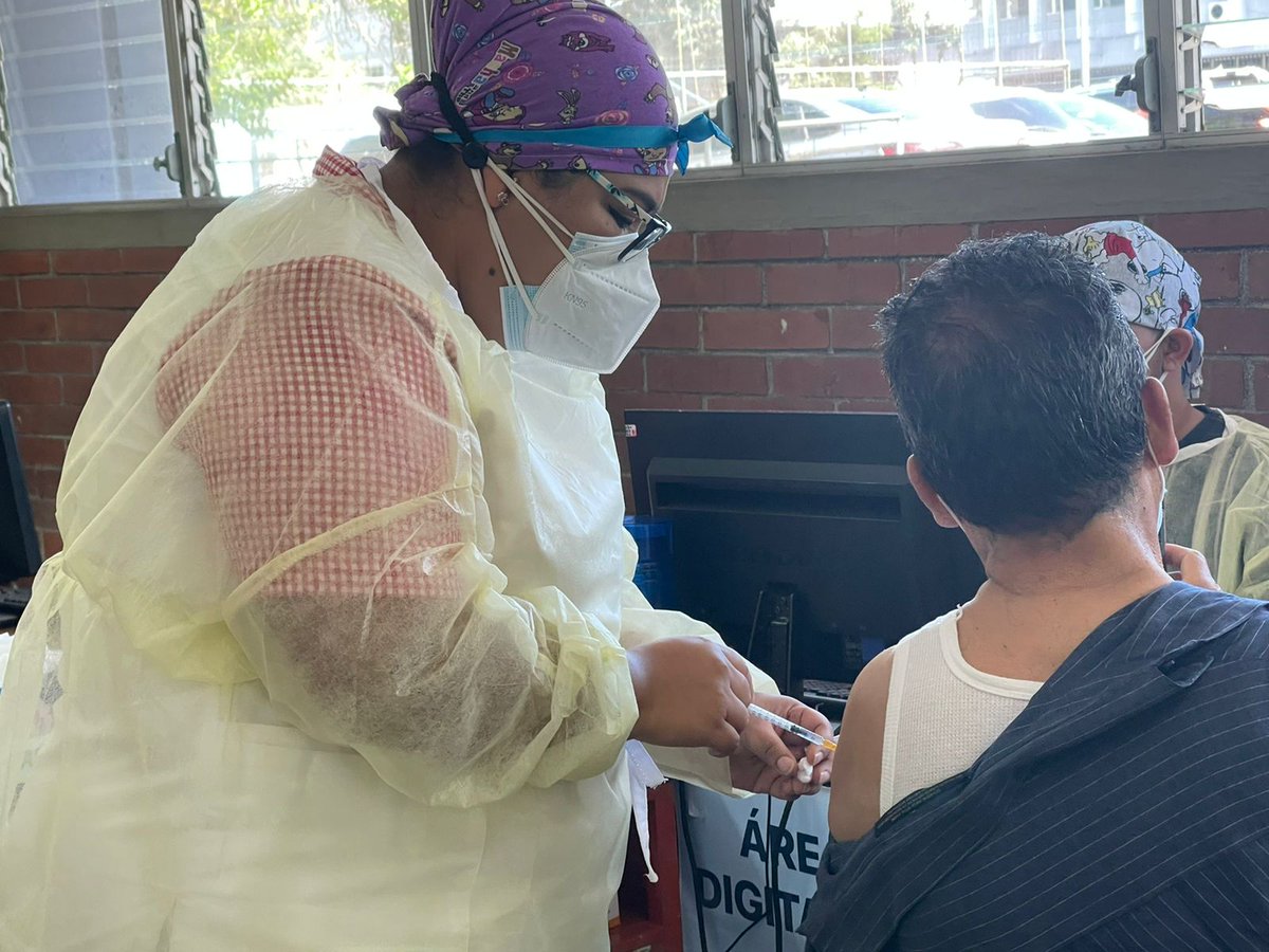 IGSS_gt's tweet photo. #YoMeVacunoIGSS En el centro de vacunación del edificio S-12 de la Usac estamos administrando las dosis siguientes:
1a Sputnik 
2a Moderna 
2a AstraZeneca 
✅Primera dosis debe estar registrado en https://t.co/qYBZFWI8dH https://t.co/wqkF1cPbEU