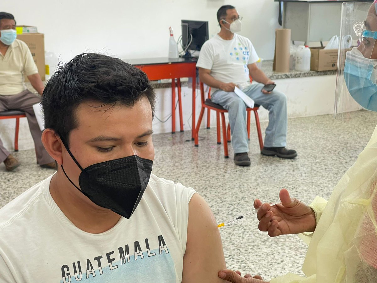 IGSS_gt's tweet photo. #YoMeVacunoIGSS En el centro de vacunación del edificio S-12 de la Usac estamos administrando las dosis siguientes:
1a Sputnik 
2a Moderna 
2a AstraZeneca 
✅Primera dosis debe estar registrado en https://t.co/qYBZFWI8dH https://t.co/wqkF1cPbEU