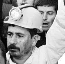 Basaranaksu_'s tweet image. Yoldaşlık kardeşlikten çok çok öte bir bağdır.
Kudretlidir, paha biçilmezdir. Öncesizdir, sonrasızdır.
Bazı hayatlar manifestolar, bildirgeler içerir.
Dişle, tırnakla kazıya kazıya inşa ettiler her şeyi..
İzlerinden yürüyeceğiz, layık olmaya çalışacağız..
Tahir'e, Ali Faik'e..