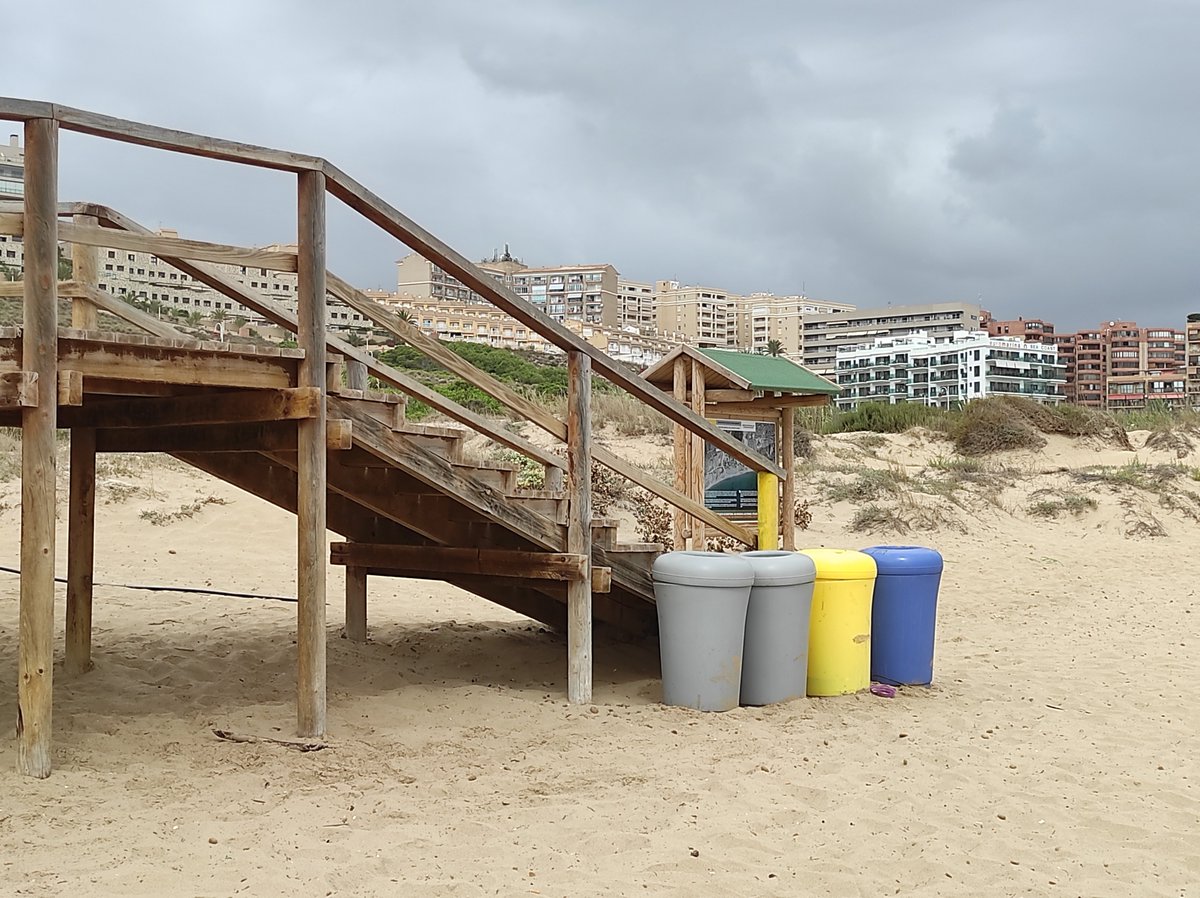Arenalesdelsol1's tweet photo. @AlcaldeDeElche nos hemos esforzado mucho para que #arenalesdelsol sea una #playasinhumos. Es muy frustrante que no tengamos ningún cartel en los accesos como #carabassi de #platgessensefum. Hoy a 18/08. Cómo hacemos que la gente lo sepa? Se lo contamos nosotros? @carlesmolinag https://t.co/8bSQfC3EFf