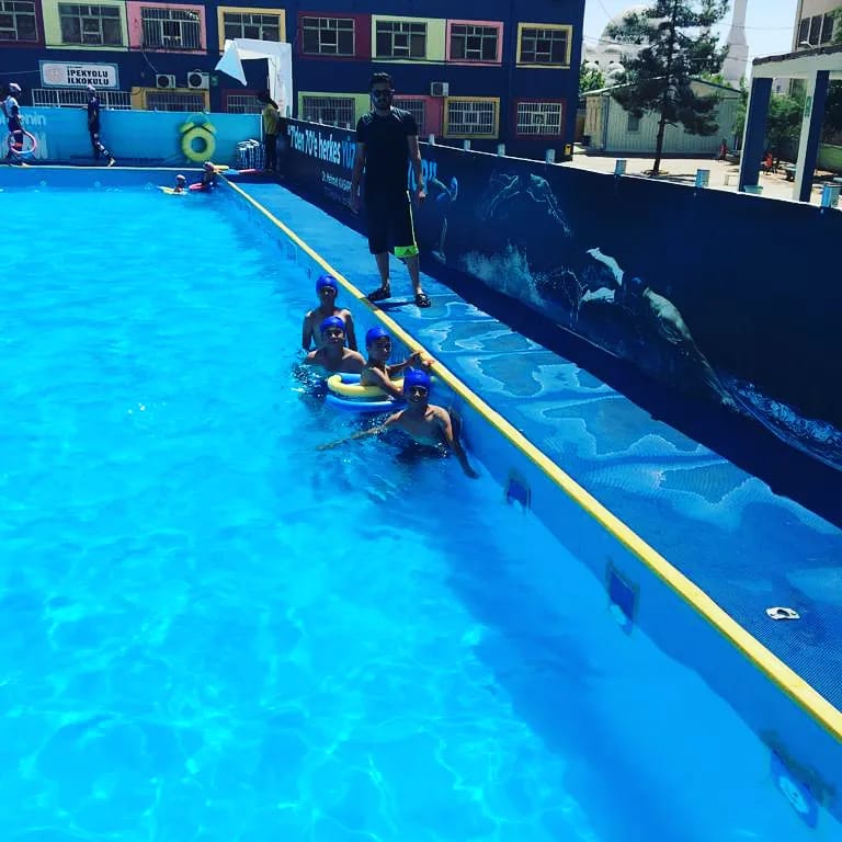 İlçemiz Sürekli Ortaokulu öğrencileri, Kızıltepe Belediyesi tarafından kurulan havuzda, sıcak yaz günlerinde #telafidebendevarım programı kapsamında serinliyorlar.☺
<a href="/tcmeb/">Millî Eğitim Bakanlığı</a> 
<a href="/mahmutdemirttas/">Mahmut Demirtaş</a> 
<a href="/MemetPolat0247/">Memet Polat</a> 
<a href="/huseyincam84/">Hüseyin Çam</a> 
<a href="/DundarRisvan/">Rışvan Dündar</a>