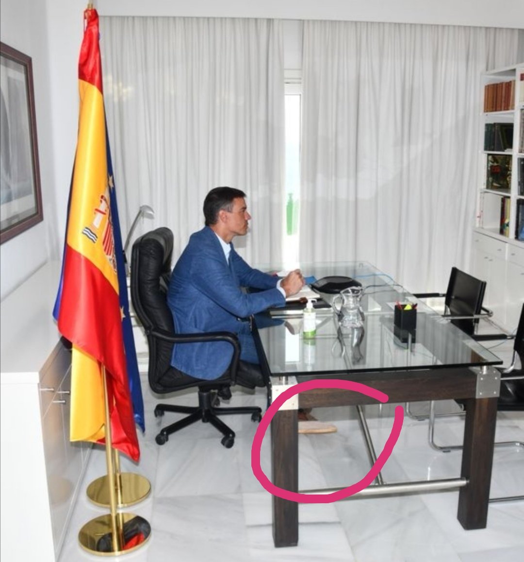 AntonioRNaranjo's tweet photo. Sánchez, siempre al pie del cañón. Bonitas alpargatas presidente, se le ve dispuesto a salir pitando a salvar al mundo en cualquier momento. https://t.co/vyLxcEF5DR