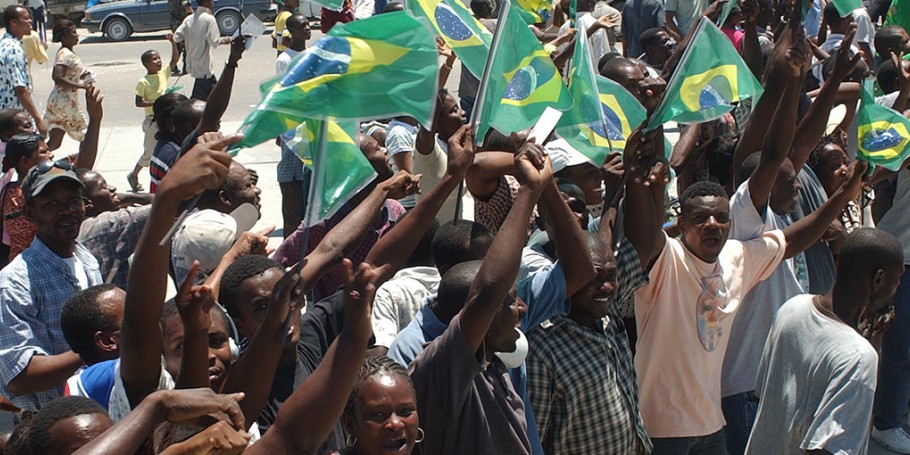 museuselecao's tweet photo. Por fim, fica o eterno carinho brasileiro pelos haitianos, que atravessam mais um momento delicado, após o violento terremoto do último domingo.

O nosso abraço aos amigos do Haiti. Que tenham forças para encarar esses dias difíceis.

🇧🇷❤️🇭🇹 https://t.co/RGT8wY5uoA