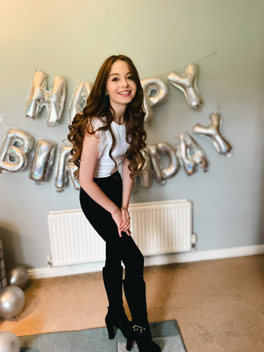 ConlanGeorgia's tweet photo. Thank you all for the birthday messages! I had such a wonderful day with a lovely evening at @Lombardis1! Now back to working hard (whilst still eating my birthday cake) #heresto25 ✨ https://t.co/s7GFY8wIKQ