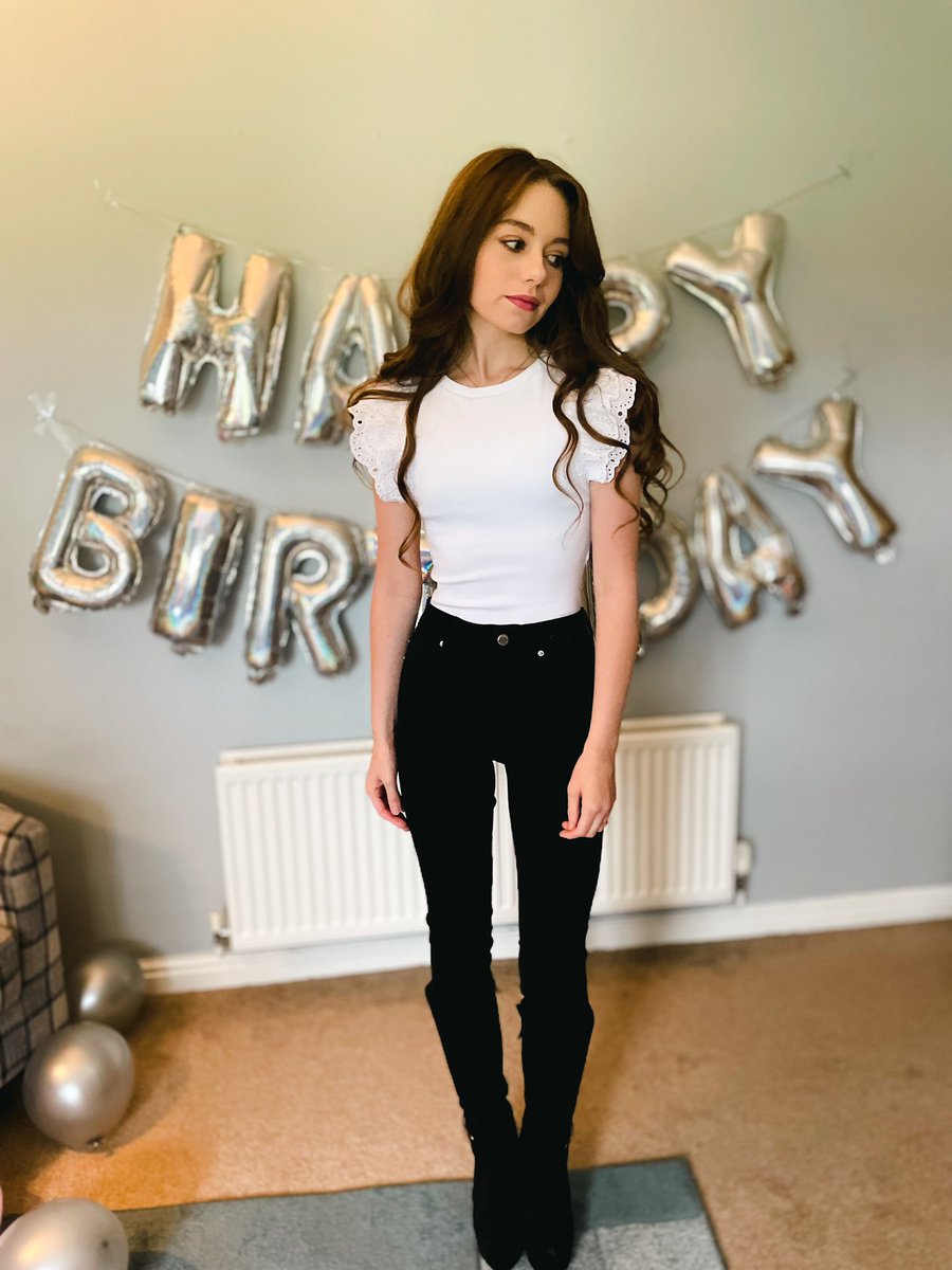 ConlanGeorgia's tweet photo. Thank you all for the birthday messages! I had such a wonderful day with a lovely evening at @Lombardis1! Now back to working hard (whilst still eating my birthday cake) #heresto25 ✨ https://t.co/s7GFY8wIKQ