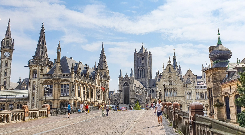 Going to the fairytale Belgian city of Bruges? Make sure you go to the equally picturesque city of Ghent an hour away. You won't be disappointed.

#ghent #bruges #brugesbelgium #visitbruges #visitghent #belgium #europetravel #traveleurope #besteurope #travellingineurope