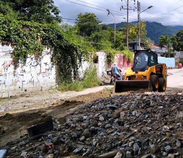 Iroschimajpsuv's tweet image. Como un solo equipo y en articulación con @gmbnbt_t nuestras cuadrillas de #Infraestructura realizó la recolección de sedimentos y escombros en el sector #SantoDomingo. Esto ocasionado por las fuertes lluvias ocasionadas en nuestra ciudad.