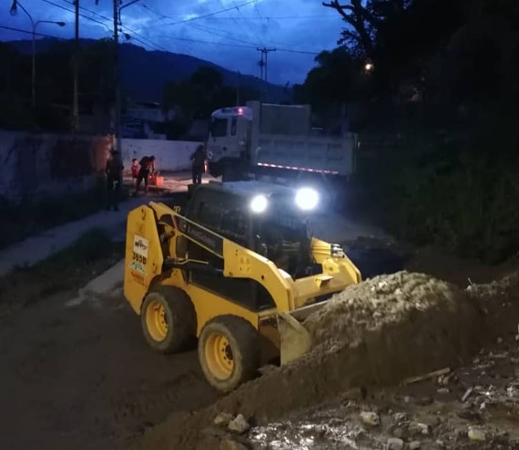 Iroschimajpsuv's tweet image. Como un solo equipo y en articulación con @gmbnbt_t nuestras cuadrillas de #Infraestructura realizó la recolección de sedimentos y escombros en el sector #SantoDomingo. Esto ocasionado por las fuertes lluvias ocasionadas en nuestra ciudad.