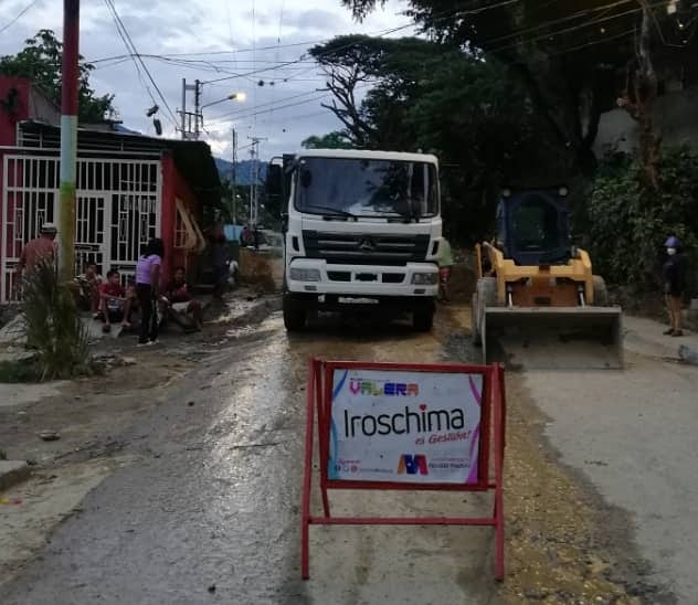 Iroschimajpsuv's tweet image. Como un solo equipo y en articulación con @gmbnbt_t nuestras cuadrillas de #Infraestructura realizó la recolección de sedimentos y escombros en el sector #SantoDomingo. Esto ocasionado por las fuertes lluvias ocasionadas en nuestra ciudad.